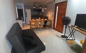 FLAT a 2min do relogio da flores com ar condicionado